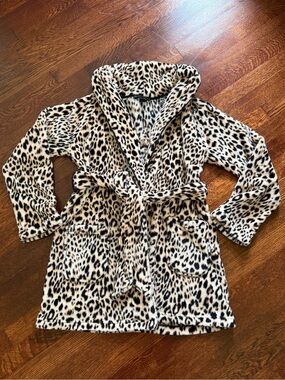 Victoria's Secret Short Cozy Plush Robe in a spotty leopard print pattern. S/M